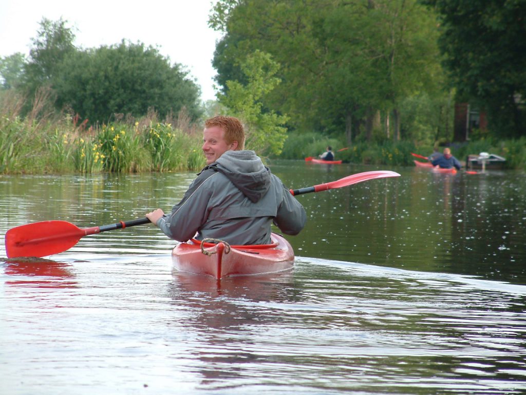 Jongen in kano bij Kanoverhuur Den Helder